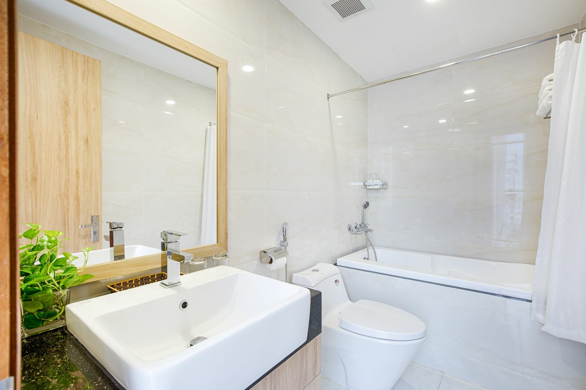 Continent Hotel Дананг Екстериор снимка